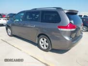 ✅ 2014 Toyota Sienna LE • VIN: 5TDKK3DC6ES463421 • Лот: 43558846. Опубликован ранее на IAAI с пробегом 157 332 миль. Бесплатный доступ к архиву аукционных продаж из США и подробный отчёт об истории автомобиля на DreamBid. Изображение 3.