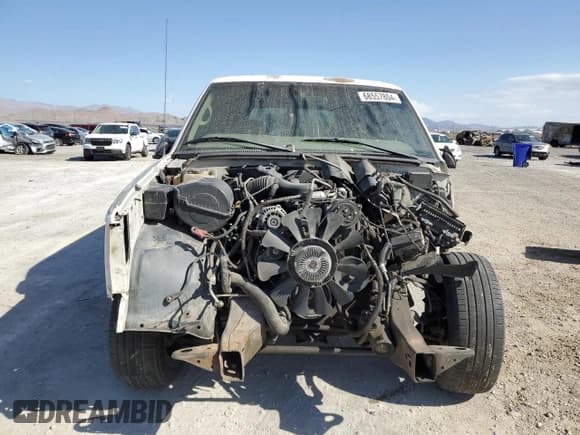 ✅ 1998 GMC Suburban • VIN: 1GKEC16R0WJ712847 • Lot: 68557804. Listed on Copart with 262,538 mi. Free auction sales archive from the USA and detailed vehicle history report at DreamBid. Image 5.