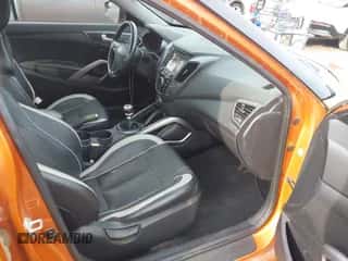 2015 Hyundai Veloster Turbo z VIN KMHTC6AE2FU244523, wystawiony jako IAAI lot #42699013 z przebiegiem 148 262 mil mil oraz . Historia ofert i sprzedaży dostępna na DreamBid. Obrazek 5.