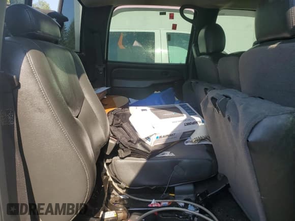 ✅ 2005 Chevrolet Silverado 2500HD LS • VIN: 1GCHK23U25F931501 • Лот: 70152695. Опубликован ранее на Copart с пробегом 81 383 миль. Бесплатный доступ к архиву аукционных продаж из США и подробный отчёт об истории автомобиля на DreamBid. Изображение 10.