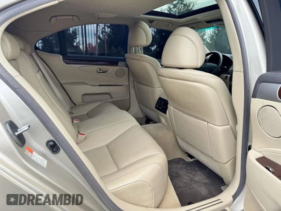 ✅ 2017 Lexus LS 460 • VIN: JTHBL5EF2H5143975 • Лот: 93981775. Опубликован ранее на Copart с пробегом 28 603 миль. Бесплатный доступ к архиву аукционных продаж из США и подробный отчёт об истории автомобиля на DreamBid. Изображение 6.