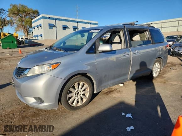 ✅ 2014 Toyota Sienna LE • VIN: 5TDJK3DC3ES088258 • Lot: 82543065. Listed on Copart with 156,330 mi. Free auction sales archive from the USA and detailed vehicle history report at DreamBid. Image 1.
