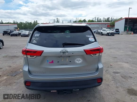 ✅ 2018 Toyota Highlander SE • VIN: 5TDJZRFH1JS817410 • Lot: 43616481. Listed on IAAI with 103,733 mi. Free auction sales archive from the USA and detailed vehicle history report at DreamBid. Image 17.