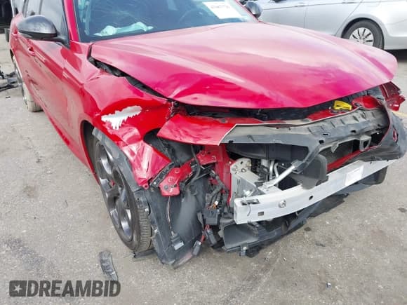 ✅ 2019 Alfa Romeo Giulia Ti Lusso • VIN: ZARFAMBN9K7621664 • Lot: 43467526. Wystawiony na IAAI z przebiegiem Nie podano. Bezpłatny archiwum sprzedaży aukcyjnych z USA i szczegółowy raport historii pojazdu na DreamBid. Zdjęcie 6.