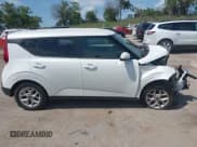 ✅ 2021 Kia Soul LX • VIN: KNDJ23AU2M7129372 • Lot: 42699901. Wystawiony na IAAI z przebiegiem 93 042 mil. Bezpłatny archiwum sprzedaży aukcyjnych z USA i szczegółowy raport historii pojazdu na DreamBid. Zdjęcie 13.