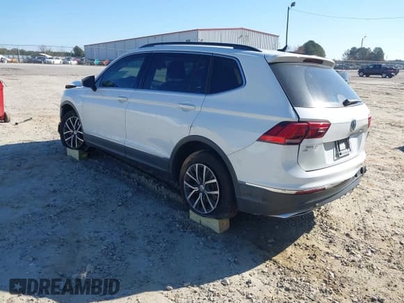 ✅ 2020 Volkswagen Tiguan SE • VIN: 3VV3B7AXXLM124839 • Lot: 43711112. Wystawiony na IAAI z przebiegiem 76 717 mil. Bezpłatny archiwum sprzedaży aukcyjnych z USA i szczegółowy raport historii pojazdu na DreamBid. Zdjęcie 3.
