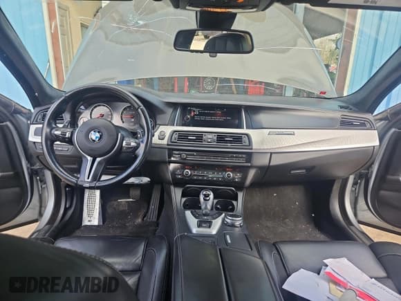 ✅ 2016 BMW M5 • VIN: WBSFV9C56GG343672 • Lot: 44406554. Wystawiony na Copart z przebiegiem 84 402 mil. Bezpłatny archiwum sprzedaży aukcyjnych z USA i szczegółowy raport historii pojazdu na DreamBid. Zdjęcie 9.