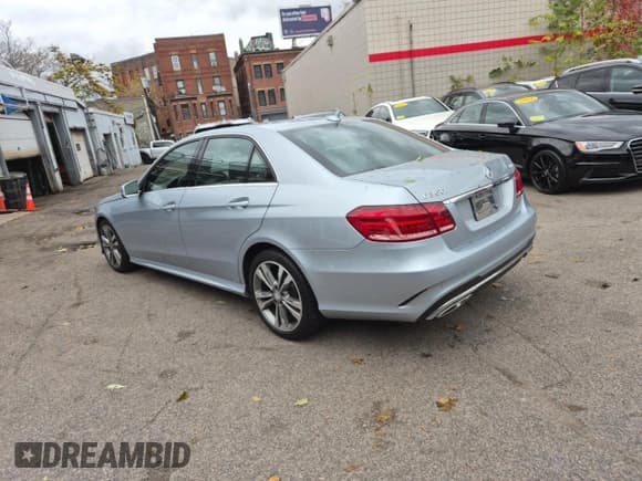 ✅ 2014 Mercedes-Benz E 350 Luxury • VIN: WDDHF8JB5EA784487 • Lot: 91216915. Wystawiony na Copart z przebiegiem 139 860 mil. Bezpłatny archiwum sprzedaży aukcyjnych z USA i szczegółowy raport historii pojazdu na DreamBid. Zdjęcie 3.