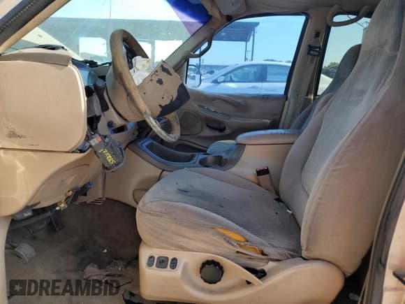 ✅ 1998 Ford Expedition XLT • VIN: 1FMRU1765WLA78708 • Lot: 78035824. Wystawiony na Copart z przebiegiem 364 964 mil. Bezpłatny archiwum sprzedaży aukcyjnych z USA i szczegółowy raport historii pojazdu na DreamBid. Zdjęcie 7.