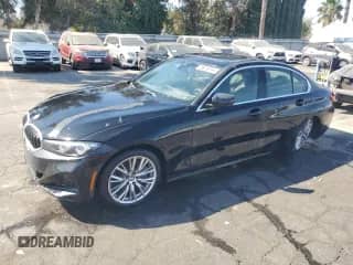 2024 BMW 3 Series 330i z VIN 3MW69FF07R8D88239, wystawiony jako Copart lot #71075295 z przebiegiem 7 448 mil mil oraz Czysty tytuł • Clean title. Historia ofert i sprzedaży dostępna na DreamBid. Obrazek 1.