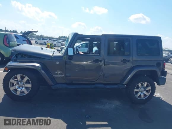 ✅ 2016 Jeep Wrangler Unlimited Sahara • VIN: 1C4HJWEG4GL158231 • Lot: 43295859. Wystawiony na IAAI z przebiegiem 92 674 mil. Bezpłatny archiwum sprzedaży aukcyjnych z USA i szczegółowy raport historii pojazdu na DreamBid. Zdjęcie 14.