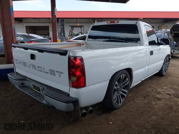 2003 Chevrolet Silverado 1500 LS z VIN 1GCEC14T93Z290620, wystawiony jako IAAI lot #43064697 z przebiegiem 172 198 mil mil oraz . Historia ofert i sprzedaży dostępna na DreamBid. Obrazek 4.