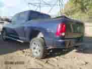 2018 Ram 1500 Express z VIN 1C6RR7KG3JS339414, wystawiony jako IAAI lot #43356346 z przebiegiem 100 865 mil mil oraz . Historia ofert i sprzedaży dostępna na DreamBid. Obrazek 3.