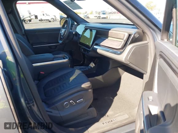 ✅ 2026 Rivian R1S Adventure • VIN: 7PDSGCBA8TN075797 • Lot: 43548257. Wystawiony na IAAI z przebiegiem 719 mil. Bezpłatny archiwum sprzedaży aukcyjnych z USA i szczegółowy raport historii pojazdu na DreamBid. Zdjęcie 5.