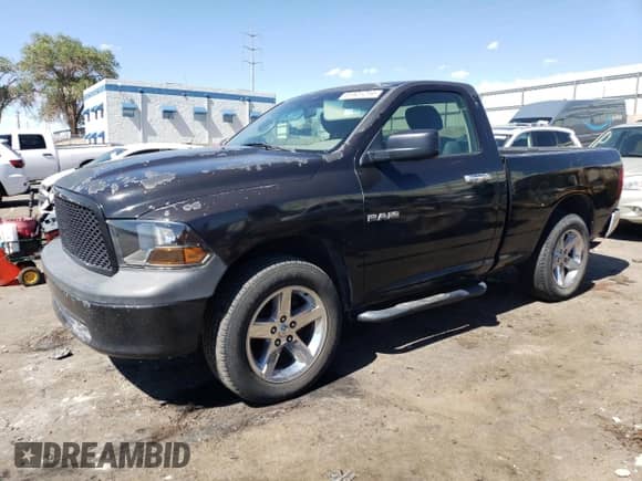 2010 Dodge 1500 ST z VIN 3D7JB1EK3AG148872, wystawiony jako Copart lot #61501214 z przebiegiem 237 197 mil mil oraz Czysty tytuł • Clean title. Historia ofert i sprzedaży dostępna na DreamBid. Obrazek 1.