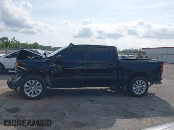 ✅ 2022 Chevrolet Silverado 1500 Custom • VIN: 3GCPYBEK5NG176980 • Lot: 41860805. Wystawiony na IAAI z przebiegiem 104 807 mil. Bezpłatny archiwum sprzedaży aukcyjnych z USA i szczegółowy raport historii pojazdu na DreamBid. Zdjęcie 14.
