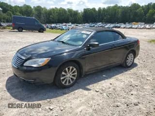 ✅ 2013 Chrysler 200 Touring • VIN: 1C3BCBEB3DN511835 • Lot: 65192875. Wystawiony na Copart z przebiegiem 81 995 mil. Bezpłatny archiwum sprzedaży aukcyjnych z USA i szczegółowy raport historii pojazdu na DreamBid. Zdjęcie 1.