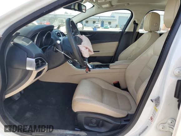 ✅ 2017 Jaguar XE 35t Prestige • VIN: SAJAK4BV6HA950823 • Lot: 62708285. Wystawiony na Copart z przebiegiem 40 337 mil. Bezpłatny archiwum sprzedaży aukcyjnych z USA i szczegółowy raport historii pojazdu na DreamBid. Zdjęcie 7.