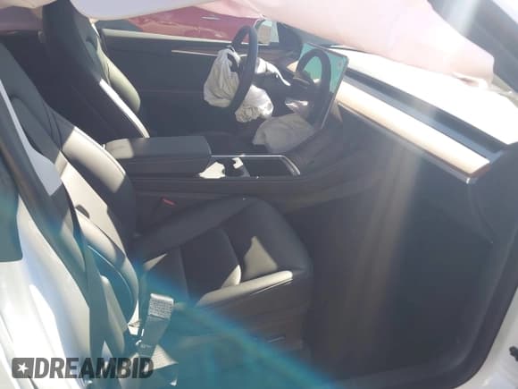 ✅ 2023 Tesla Model Y Long Range • VIN: 7SAYGAEEXPF591848 • Lot: 43534046. Wystawiony na IAAI z przebiegiem 13 569 mil. Bezpłatny archiwum sprzedaży aukcyjnych z USA i szczegółowy raport historii pojazdu na DreamBid. Zdjęcie 5.