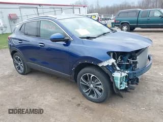 ✅ 2023 Buick Encore GX Essence • VIN: KL4MMGSL0PB107936 • Лот: 42021430. Опубликован ранее на IAAI с пробегом 16 854 миль. Бесплатный доступ к архиву аукционных продаж из США и подробный отчёт об истории автомобиля на DreamBid. Изображение 1.
