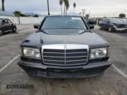 ✅ 1991 Mercedes-Benz 420 SEL • VIN: WDBCA35E5MA601810 • Lot: 81968234. Wystawiony na Copart z przebiegiem 83 864 mil. Bezpłatny archiwum sprzedaży aukcyjnych z USA i szczegółowy raport historii pojazdu na DreamBid. Zdjęcie 5.
