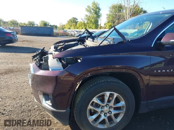 ✅ 2018 Chevrolet Traverse LT Cloth • VIN: 1GNERGKW9JJ147930 • Lot: 43468427. Wystawiony na IAAI z przebiegiem 107 643 mil. Bezpłatny archiwum sprzedaży aukcyjnych z USA i szczegółowy raport historii pojazdu na DreamBid. Zdjęcie 6.