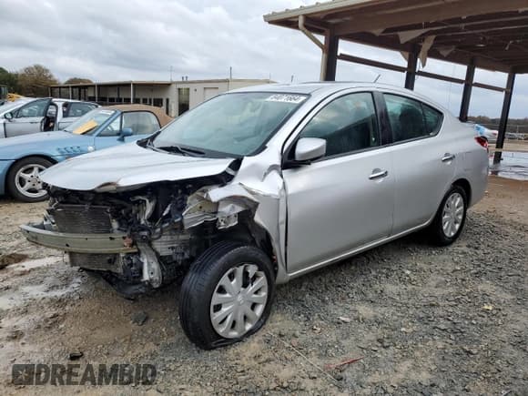 ✅ 2018 Nissan Versa S • VIN: 3N1CN7AP6JL803146 • Lot: 84071664. Wystawiony na Copart z przebiegiem 97 307 mil. Bezpłatny archiwum sprzedaży aukcyjnych z USA i szczegółowy raport historii pojazdu na DreamBid. Zdjęcie 1.