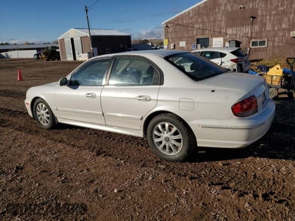 2004 Hyundai Sonata GLS z VIN KMHWF35H34A983566, wystawiony jako Copart lot #78073804 z przebiegiem 166 756 mil mil oraz Czysty tytuł • Clean title. Historia ofert i sprzedaży dostępna na DreamBid. Obrazek 2.