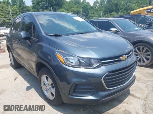 ✅ 2022 Chevrolet Trax LS • VIN: KL7CJNSM8NB512265 • Лот: 42681858. Опубликован ранее на IAAI с пробегом 29 307 миль. Бесплатный доступ к архиву аукционных продаж из США и подробный отчёт об истории автомобиля на DreamBid. Изображение 1.