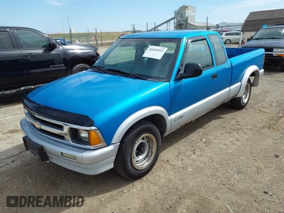 ✅ 1995 Chevrolet S-10 LS • VIN: 1GCCS19Z4SK107915 • Лот: 41826911. Опубликован ранее на IAAI с пробегом 128 319 миль. Бесплатный доступ к архиву аукционных продаж из США и подробный отчёт об истории автомобиля на DreamBid. Изображение 2.