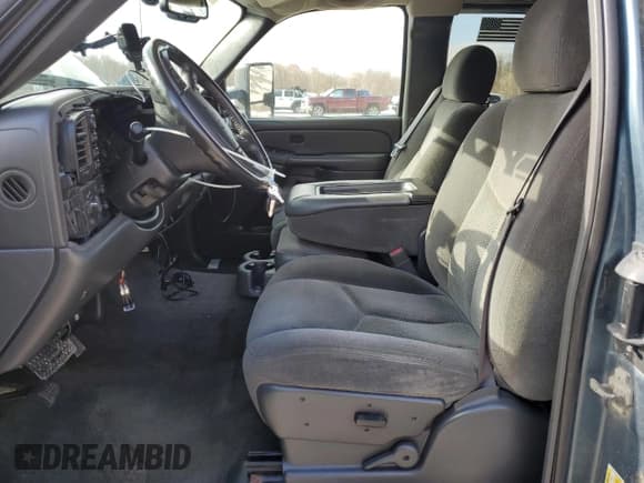 ✅ 2006 Chevrolet Silverado 1500 LT1 • VIN: 1GCEK19B06Z164282 • Lot: 93273545. Wystawiony na Copart z przebiegiem 192 069 mil. Bezpłatny archiwum sprzedaży aukcyjnych z USA i szczegółowy raport historii pojazdu na DreamBid. Zdjęcie 7.