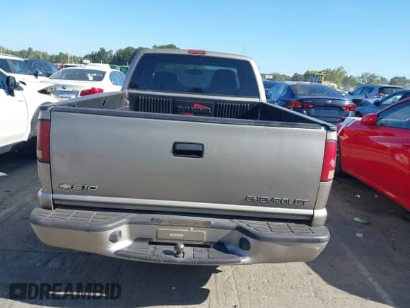 2000 Chevrolet S-10 LS с VIN 1GCDT19W1YK191711, выставлен на аукционе IAAI как лот 43329054 с пробегом 180 643 миль миль и . История ставок и продаж доступна на DreamBid. Изображение 16.