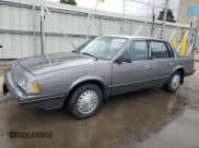 ✅ 1986 Chevrolet Celebrity • VIN: 1G1AW19R2G6204132 • Лот: 58819705. Опубликован ранее на Copart с пробегом 63 184 миль. Бесплатный доступ к архиву аукционных продаж из США и подробный отчёт об истории автомобиля на DreamBid. Изображение 1.