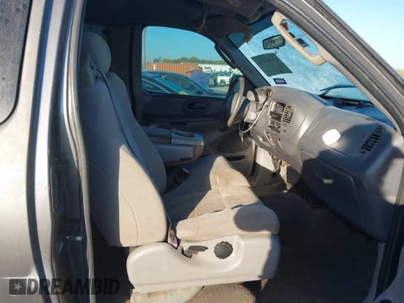 ✅ 2004 Ford F-150 XL • VIN: 2FTRX17274CA63823 • Лот: 43680479. Опубликован ранее на IAAI с пробегом 241 494 миль. Бесплатный доступ к архиву аукционных продаж из США и подробный отчёт об истории автомобиля на DreamBid. Изображение 5.