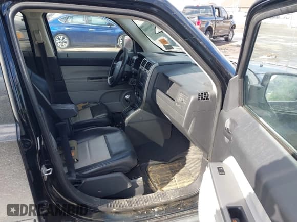 ✅ 2007 Jeep Patriot Limited • VIN: 1J8FF48W77D316919 • Лот: 41601000. Опубликован ранее на IAAI с пробегом 176 242 миль. Бесплатный доступ к архиву аукционных продаж из США и подробный отчёт об истории автомобиля на DreamBid. Изображение 5.