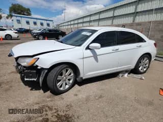 ✅ 2014 Chrysler 200 Touring • VIN: 1C3CCBBB8EN119122 • Lot: 69128275. Wystawiony na Copart z przebiegiem 147 155 mil. Bezpłatny archiwum sprzedaży aukcyjnych z USA i szczegółowy raport historii pojazdu na DreamBid. Zdjęcie 1.