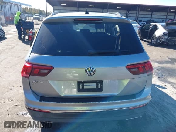 ✅ 2020 Volkswagen Tiguan SE • VIN: 3VV3B7AX4LM058983 • Lot: 43642498. Wystawiony na IAAI z przebiegiem 124 683 mil. Bezpłatny archiwum sprzedaży aukcyjnych z USA i szczegółowy raport historii pojazdu na DreamBid. Zdjęcie 16.