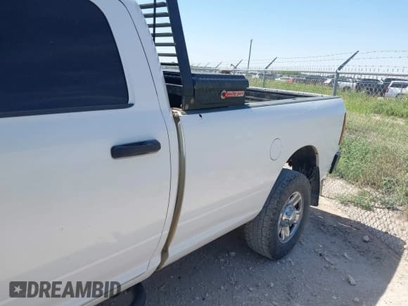 ✅ 2018 Ram 2500 Tradesman • VIN: 3C6UR5HJ9JG284301 • Lot: 42893323. Wystawiony na IAAI z przebiegiem 241 646 mil. Bezpłatny archiwum sprzedaży aukcyjnych z USA i szczegółowy raport historii pojazdu na DreamBid. Zdjęcie 13.