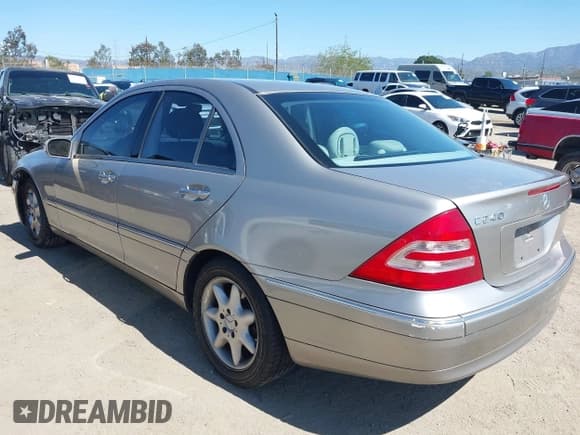 ✅ 2004 Mercedes-Benz C 240 • VIN: WDBRF61J64E015691 • Lot: 41827367. Wystawiony na IAAI z przebiegiem 171 003 mil. Bezpłatny archiwum sprzedaży aukcyjnych z USA i szczegółowy raport historii pojazdu na DreamBid. Zdjęcie 3.