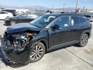 ✅ 2025 Toyota Corolla Cross XLE • VIN: 7MUDAAAG9SV123270 • Лот: 82311035. Опубликован ранее на Copart с пробегом 10 573 миль. Бесплатный доступ к архиву аукционных продаж из США и подробный отчёт об истории автомобиля на DreamBid. Изображение 1.