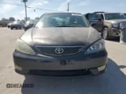 ✅ 2005 Toyota Camry SE • VIN: 4T1BA30K55U068962 • Lot: 82045925. Wystawiony na Copart z przebiegiem 230 478 mil. Bezpłatny archiwum sprzedaży aukcyjnych z USA i szczegółowy raport historii pojazdu na DreamBid. Zdjęcie 5.