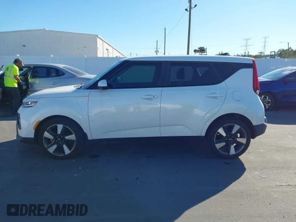✅ 2020 Kia Soul EX • VIN: KNDJ33AU9L7093174 • Lot: 43700060. Listed on IAAI with 11,593 mi. Free auction sales archive from the USA and detailed vehicle history report at DreamBid. Image 14.