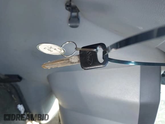 ✅ 2011 Ford Econoline Cargo Commercial • VIN: 1FTNE1EW0BDA00800 • Lot: 42707499. Wystawiony na IAAI z przebiegiem 296 110 mil. Bezpłatny archiwum sprzedaży aukcyjnych z USA i szczegółowy raport historii pojazdu na DreamBid. Zdjęcie 11.