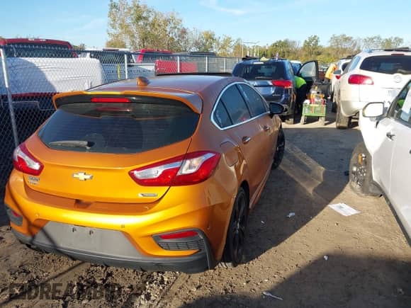 2017 Chevrolet Cruze Premier z VIN 3G1BF6SM6HS540153, wystawiony jako IAAI lot #43391698 z przebiegiem 115 761 mil mil oraz . Historia ofert i sprzedaży dostępna na DreamBid. Obrazek 4.