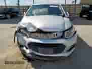 2018 Chevrolet Trax LS z VIN 3GNCJKSB1JL237743, wystawiony jako Copart lot #81329025 z przebiegiem 57 945 mil mil oraz Szkoda całkowita • Salvage title. Historia ofert i sprzedaży dostępna na DreamBid. Obrazek 5.