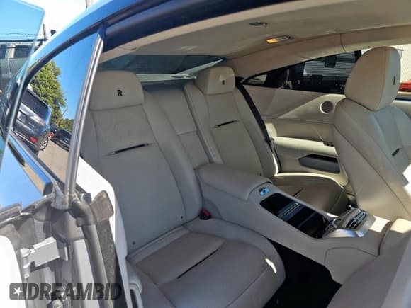 ✅ 2016 Rolls-Royce Wraith • VIN: SCA665C58GUX86329 • Lot: 91426595. Wystawiony na Copart z przebiegiem 38 522 mil. Bezpłatny archiwum sprzedaży aukcyjnych z USA i szczegółowy raport historii pojazdu na DreamBid. Zdjęcie 6.