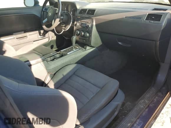 2010 Dodge Challenger SE z VIN 2B3CJ4DV6AH109150, wystawiony jako Copart lot #70212064 z przebiegiem 129 680 mil mil oraz Czysty tytuł • Clean title. Historia ofert i sprzedaży dostępna na DreamBid. Obrazek 8.