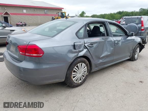 ✅ 2014 Volkswagen Passat S • VIN: 1VWAT7A37EC109457 • Lot: 42688998. Wystawiony na IAAI z przebiegiem 139 187 mil. Bezpłatny archiwum sprzedaży aukcyjnych z USA i szczegółowy raport historii pojazdu na DreamBid. Zdjęcie 4.