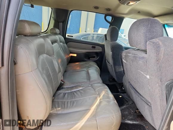 ✅ 2000 Chevrolet Suburban LS • VIN: 3GNEC16T1YG140979 • Lot: 70311565. Listed on Copart with 282,117 mi. Free auction sales archive from the USA and detailed vehicle history report at DreamBid. Image 11.