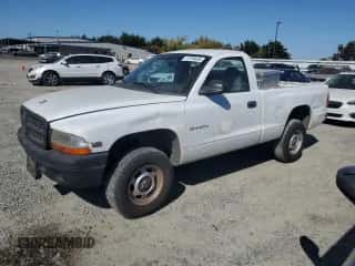 1999 Dodge Dakota z VIN 1B7GG26X6XS297087, wystawiony jako Copart lot #73799834 z przebiegiem 296 920 mil mil oraz Czysty tytuł • Clean title. Historia ofert i sprzedaży dostępna na DreamBid. Obrazek 1.